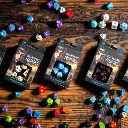 Q-Workshop - Classic Runic RPG Dice Set: Glacier & Black (7-delig)