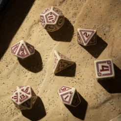 Q-Workshop - RuneQuest RPG Dice Set: Beige & Burgundy (7-delig)