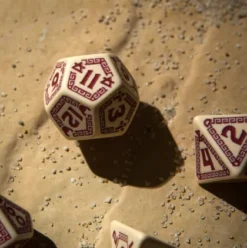 Q-Workshop - RuneQuest RPG Dice Set: Beige & Burgundy (7-delig)
