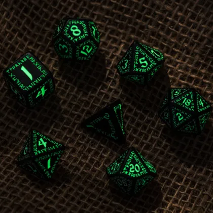 Q-Workshop - Runic RPG Dice Set: Black & Glow-In-The-Dark (7-delig)